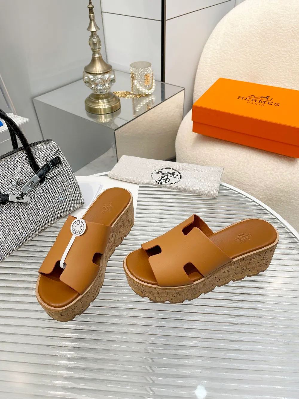 👟👟Ex-factory price 540👟👟 High version of the 2024 spring and summer new HERMES Hermès counter new style. The wedge-heeled Erjiu sandals and slippers, which have been extremely popular recently, are paired with various colorful socks. They are very trendy. Upper: cowhide. Outsole: technological imitation wood sole. Heel height: about 7cm. Size: Female 35-41 (40/41 non-refundable and non-exchangeable)